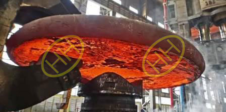 Large size forged blind flanges under production