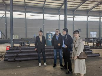 Russian customers come to visit the factory